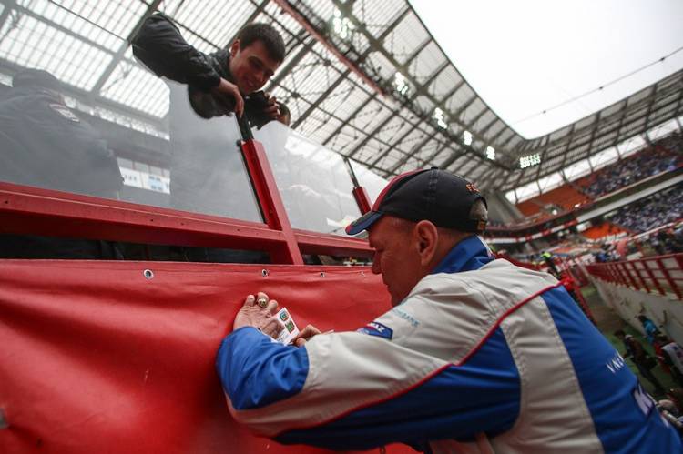 Александр Бубнов оставляет автограф болельщику